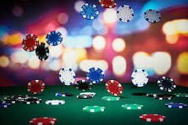 thl11 အက်ပ် Myanmar မြန်မာ ကစားသမားများ Mobile Phone ဖြင့် Casino ကစားနေသောမြင်ကွင်း